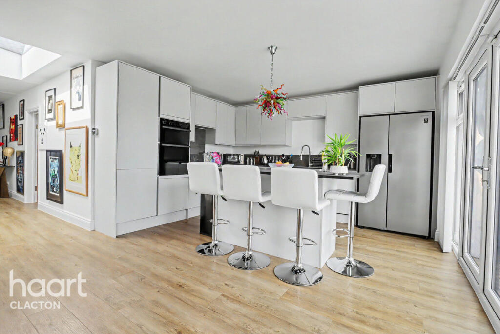 Fernwood Avenue, Clacton-On-Sea photo 5