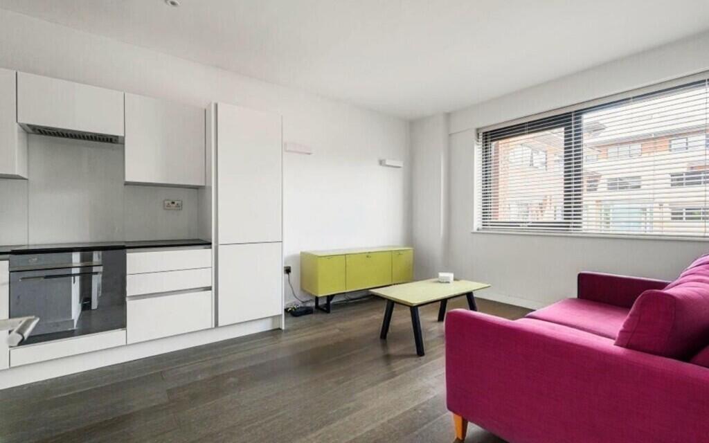 2-bed flat on  St. Albans, Hertfordshire, AL1, £446,500