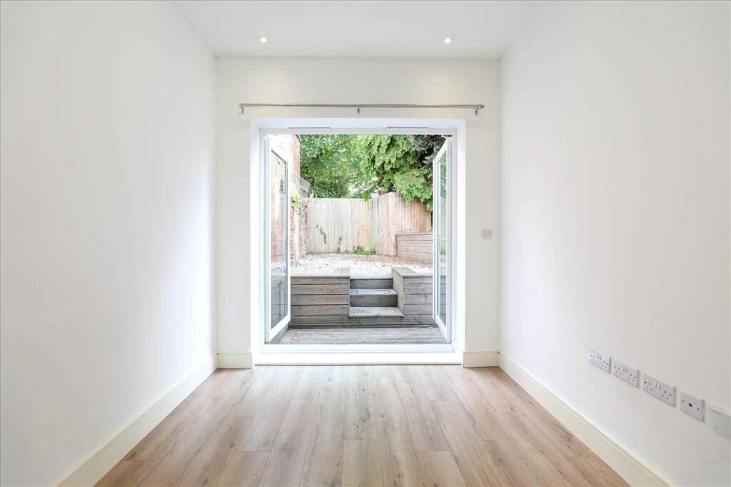 Apartment in Kettering, Burton Latimer - View 3