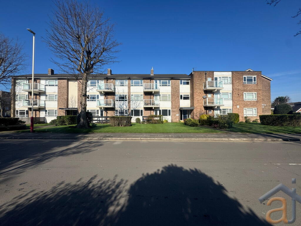 2-bed flat on Victoria Court, Southport, PR8 2DN, £140,000