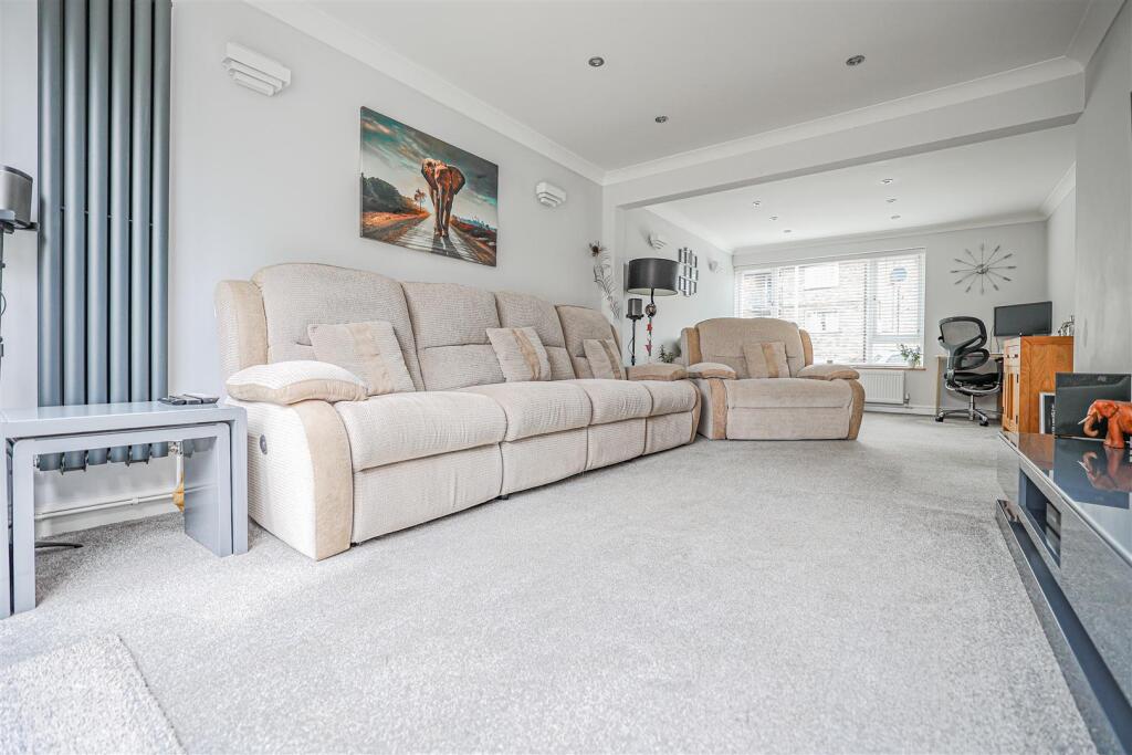House in Dacorum, Leverstock Green - More
