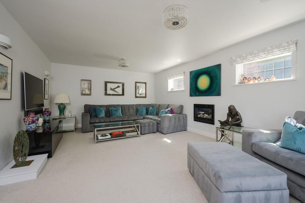 Lodge Close, Stoke D'abernon, Cobham, KT11 photo 4
