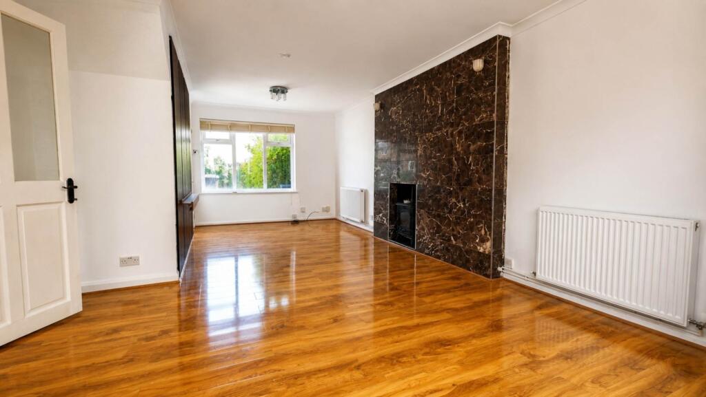 House in Welwyn Hatfield, Hertfordshire - More