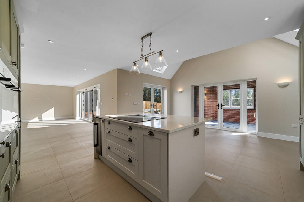 Turnpike Close, Ardleigh photo 2