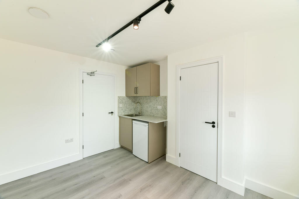 Apartment in Broxbourne, Hertfordshire - View 5