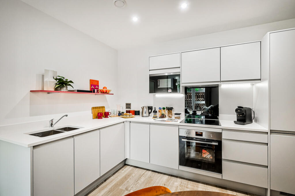 Apartment in Ilford - View 4