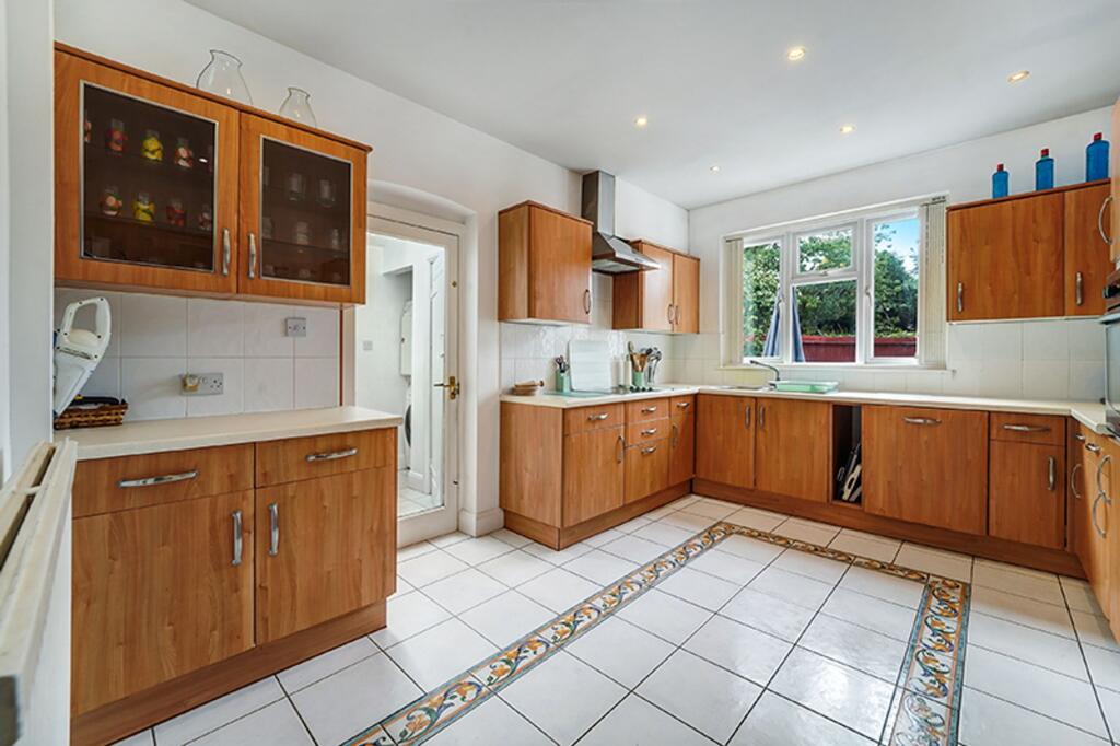 House in Kingston upon Thames - More