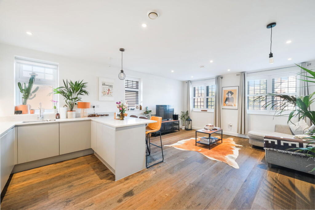 Gresham Gardens, Oxted, RH8 0GP photo 2