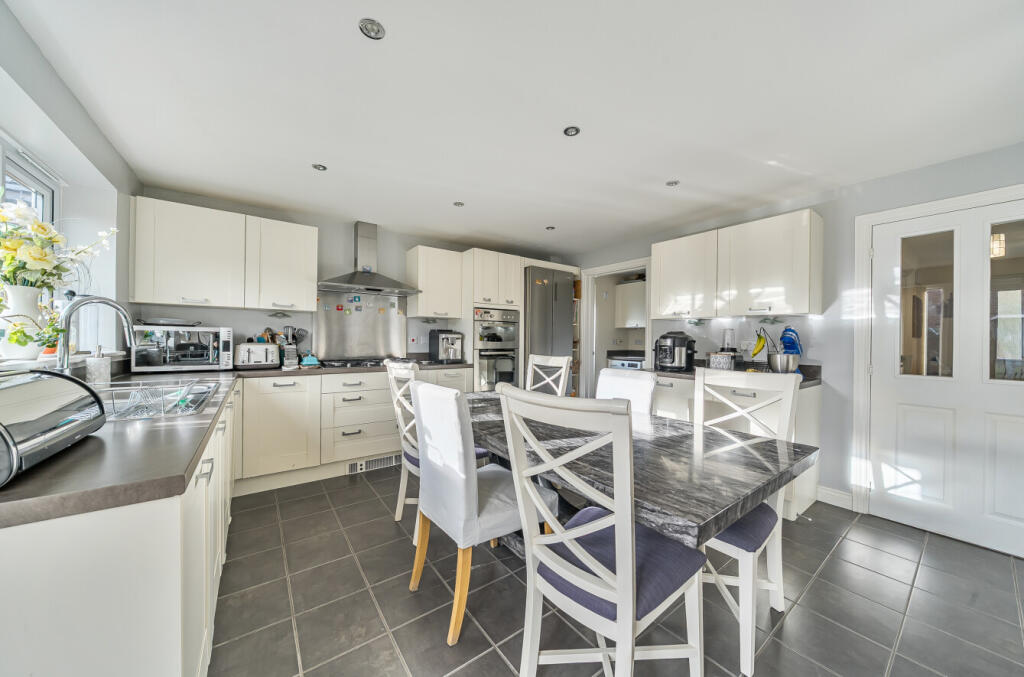 Lords Close, Wroughton, Swindon, SN4 photo 3