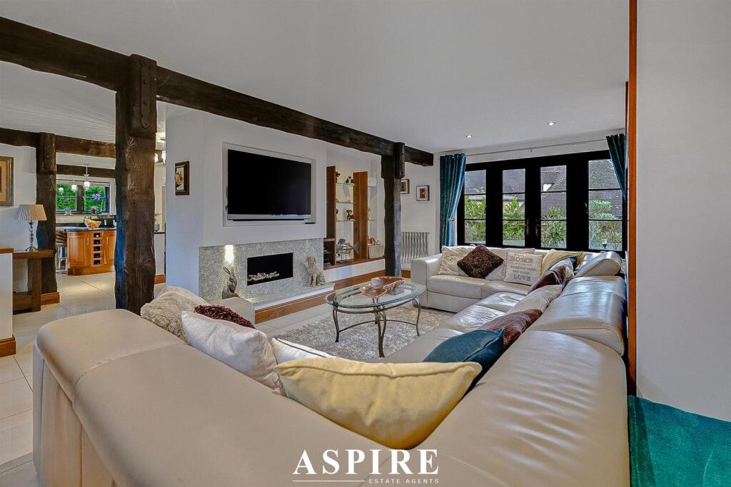 ***Chain Free - Fully Refurbished*** Wiscombe Hill, Langdon Hills, SS16 6 photo 3