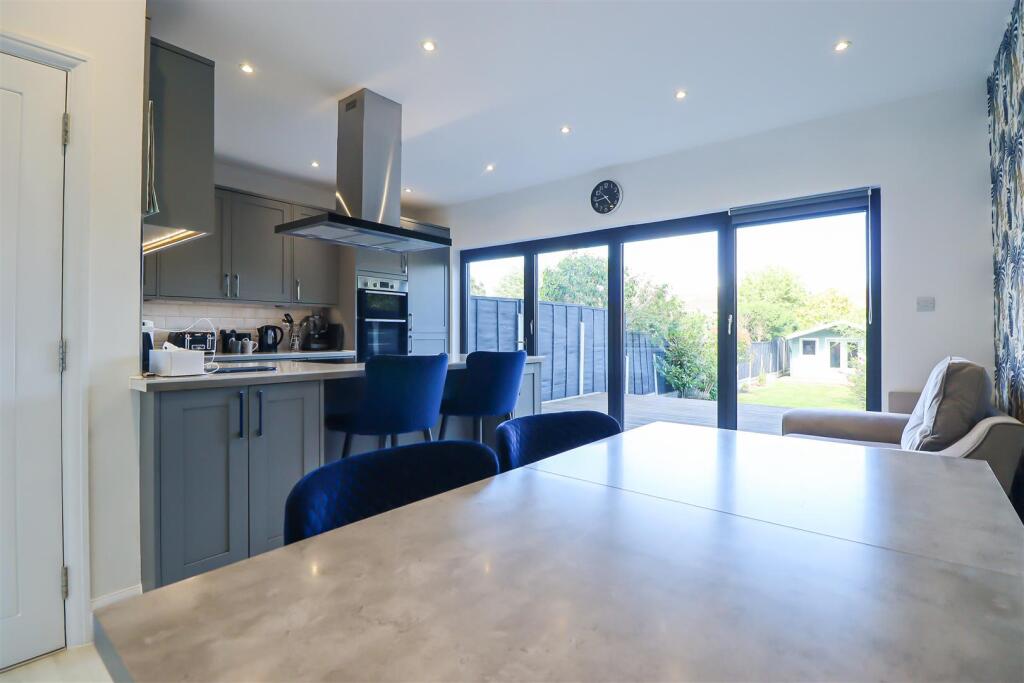 Elmsleigh Drive, Leigh-On-Sea photo 4