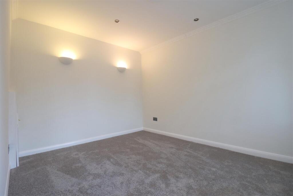 House in Burton Latimer - View 5