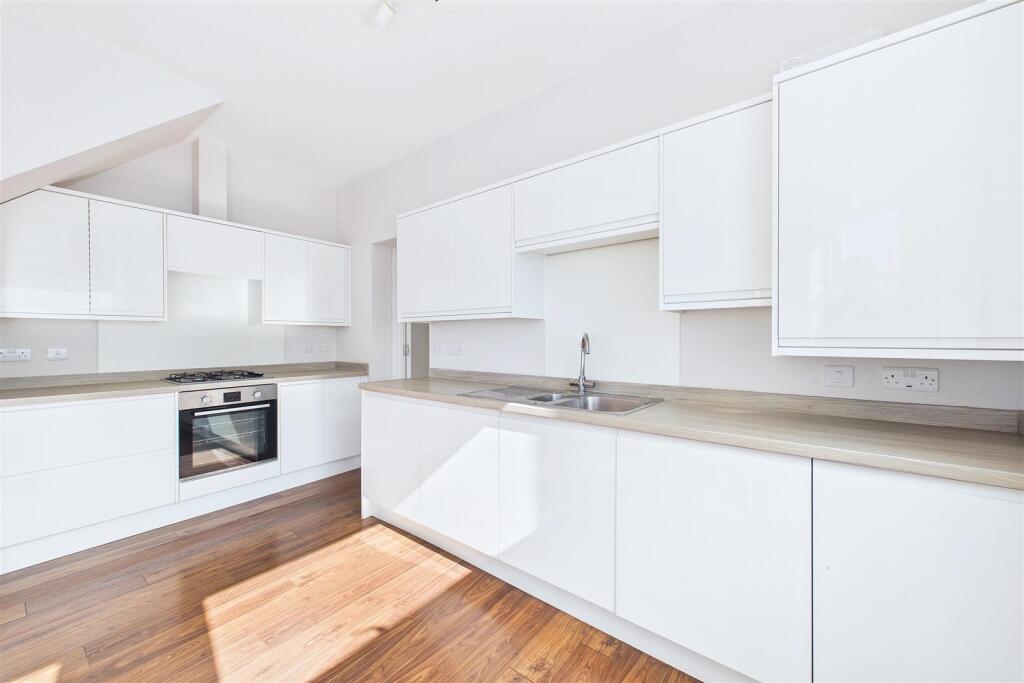 Modern living in central Clevedon photo 5