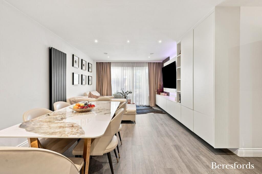 Apartment in Romford - More