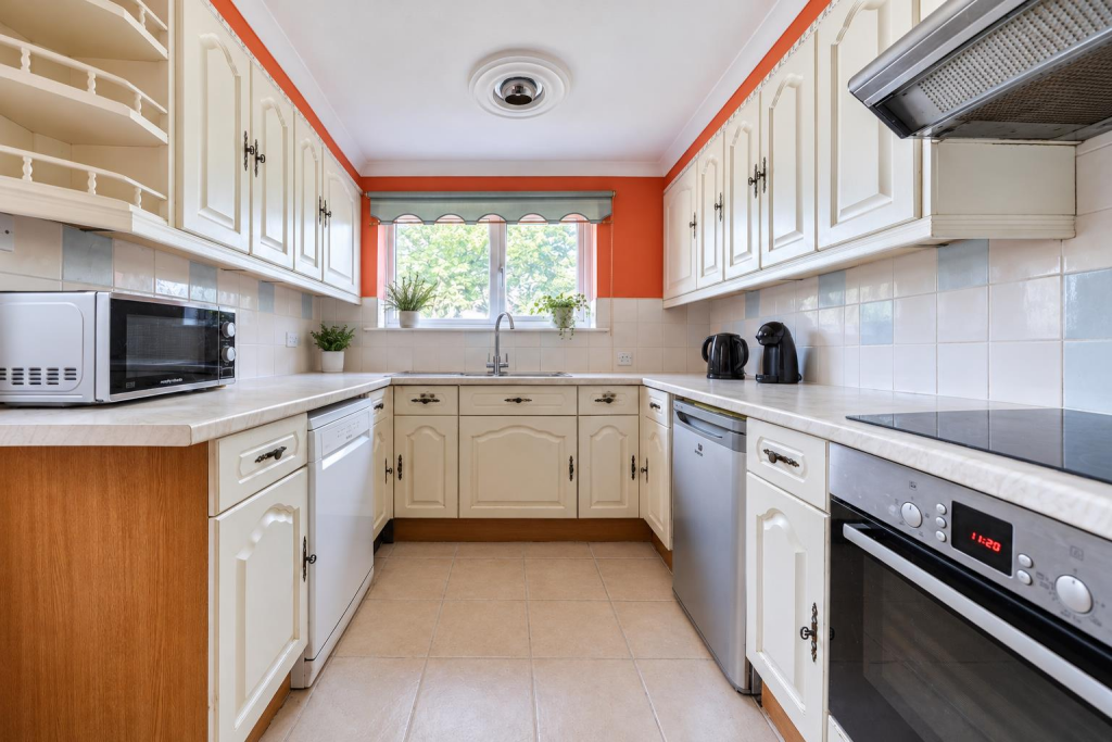 Gloucester Close, Weedon, NN7 photo 4