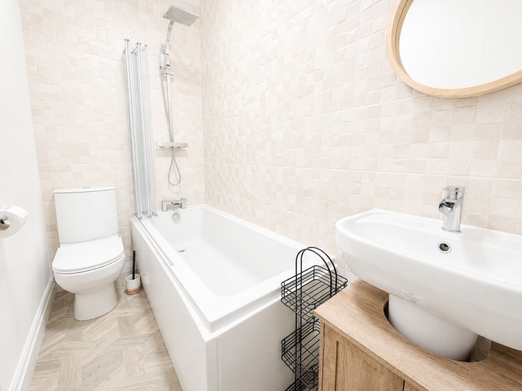 House in Bradford, Saltaire, Shipley - More