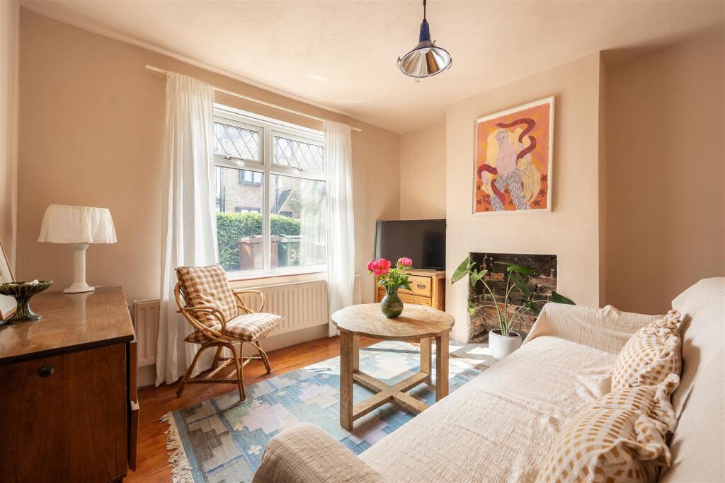 House in London, Highams Park - View 2