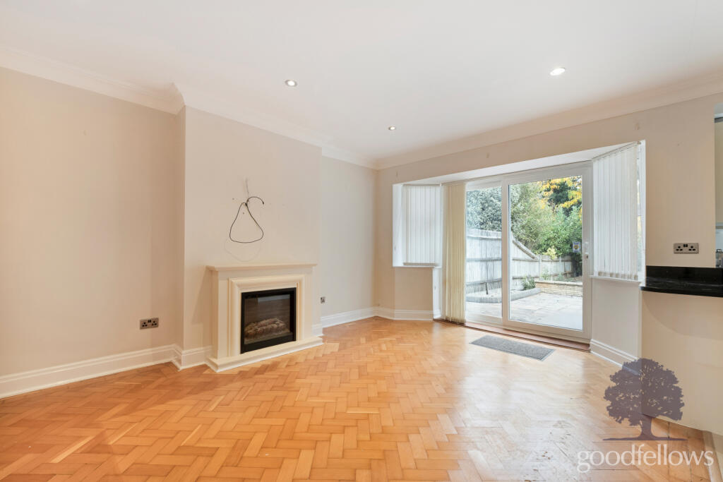 House in Sutton - View 3