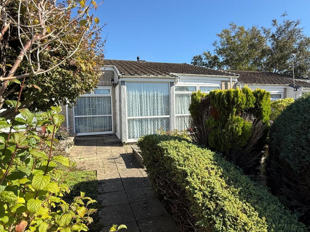 2-bed bungalow on Amberley Gardens, Nailsea, North Somerset, BS48, £310,000