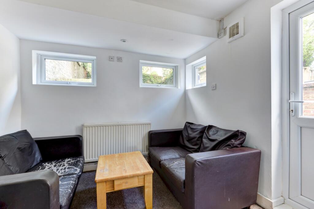 House in Brighton, Round Hill - More