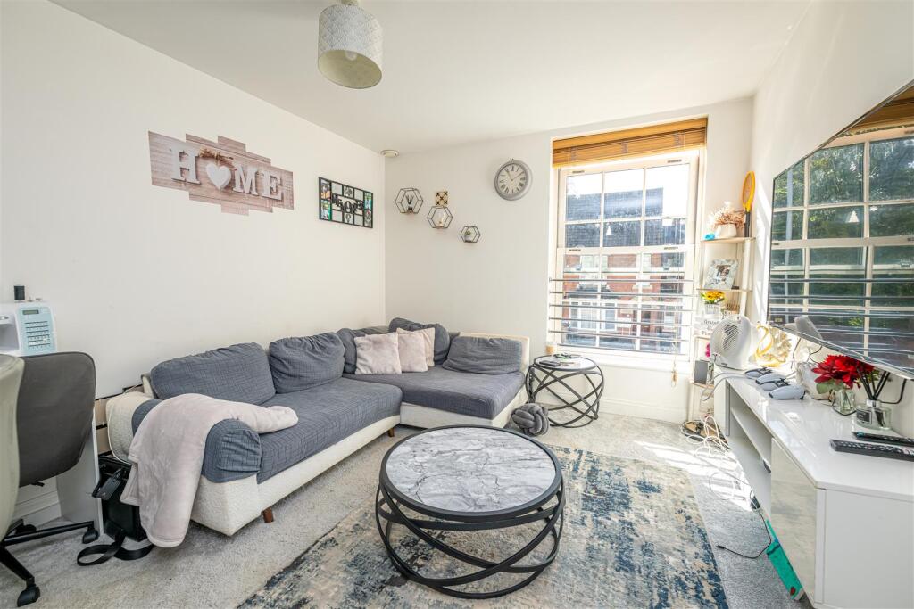 Apartment in Wolverhampton, West Midlands - View 2