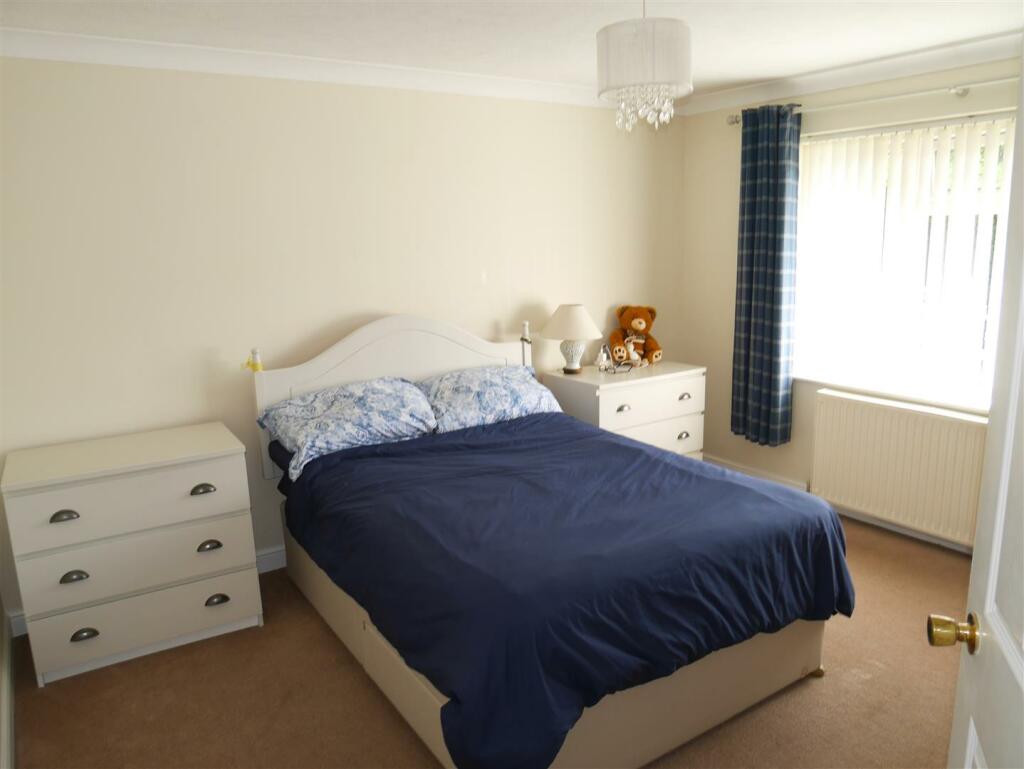 Holly Drive, Wick, Littlehampton photo 5