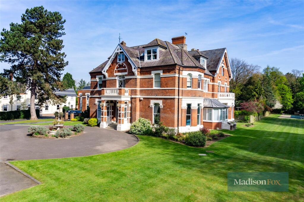 Main image of property: Manor Road, Loughton, Essex, IG10