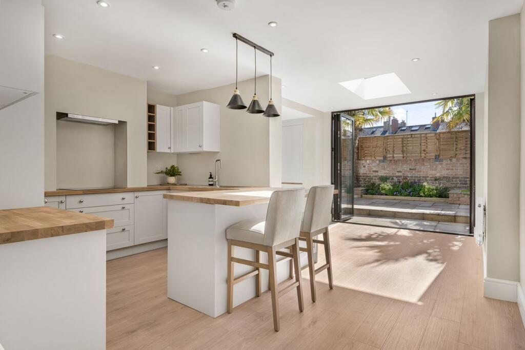 House in Gloucester - View 2