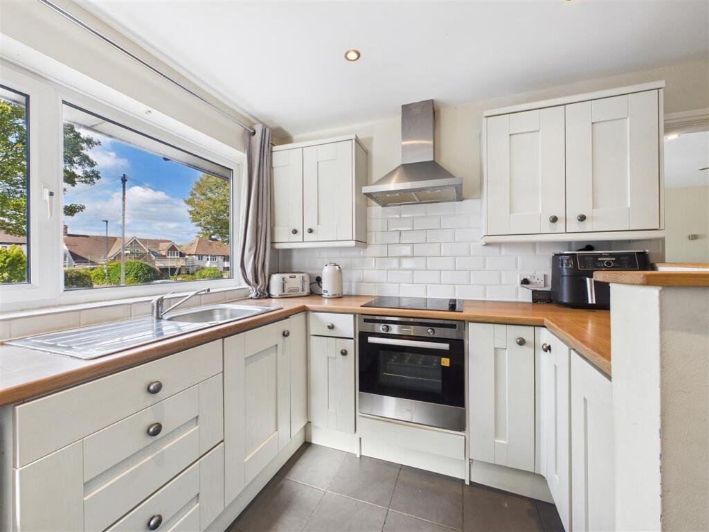 Apartment in Chesterfield, Brampton - View 5