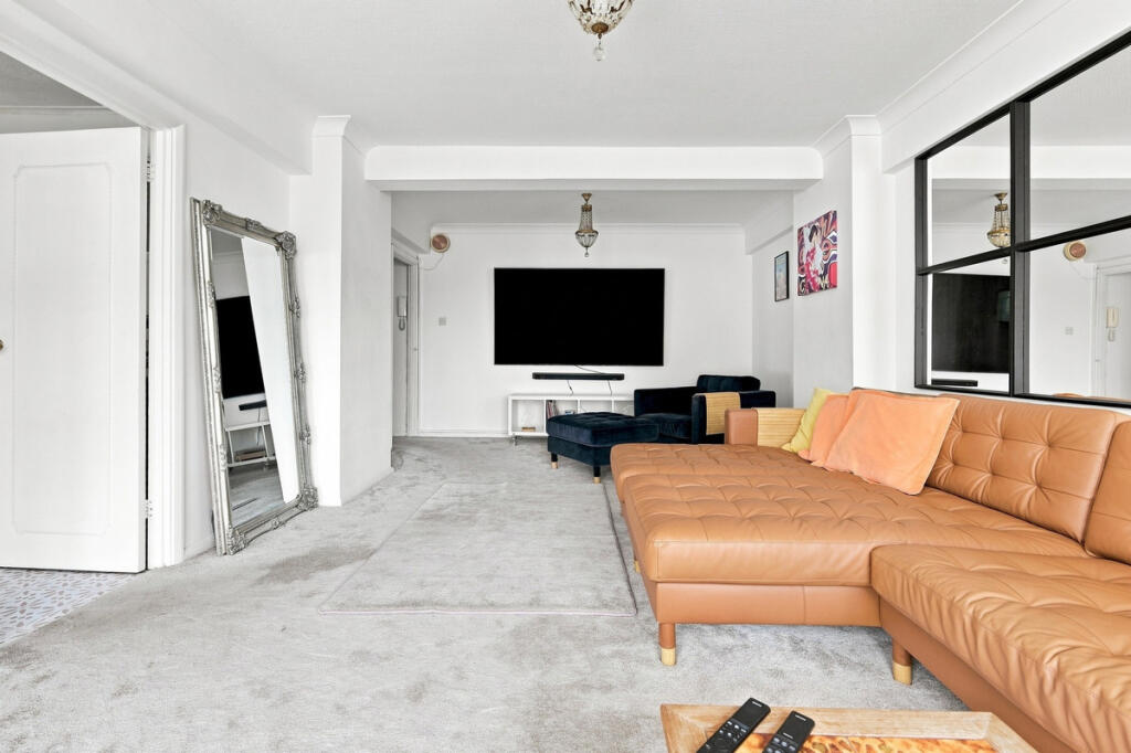 Apartment in Southend-on-Sea, Essex - More