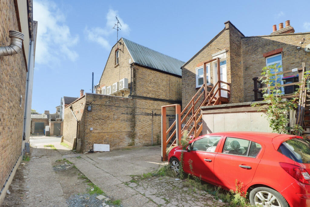 Apartment in Southend-on-Sea - More