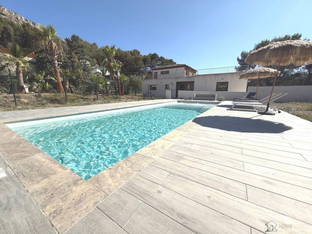 Main image of property: Provence-Alps-Cote d`Azur, Bouches-du-Rhône, Roquefort-la-Bédoule