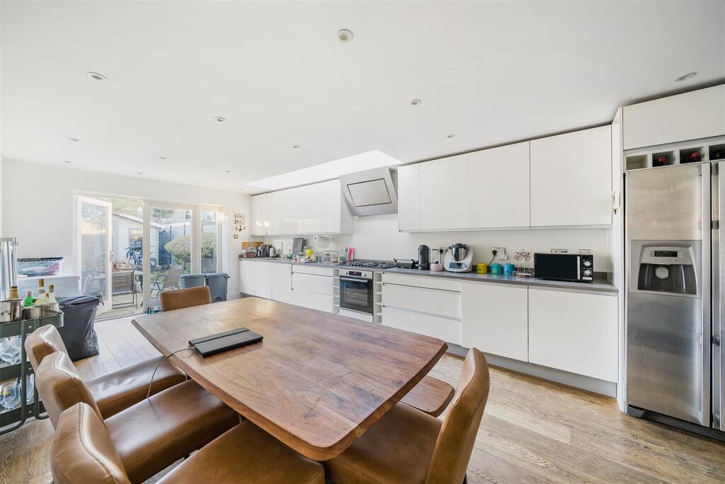 House in London, Royal Borough of Kingston upon Thames - View 5