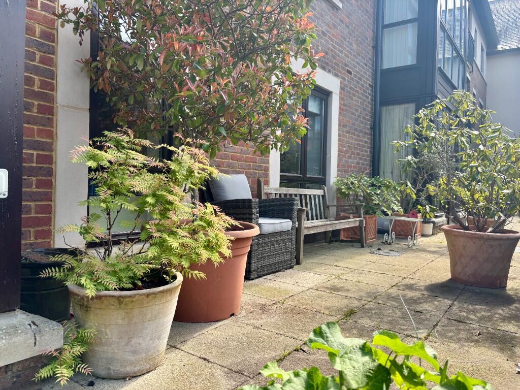 Apartment in Redhill - More