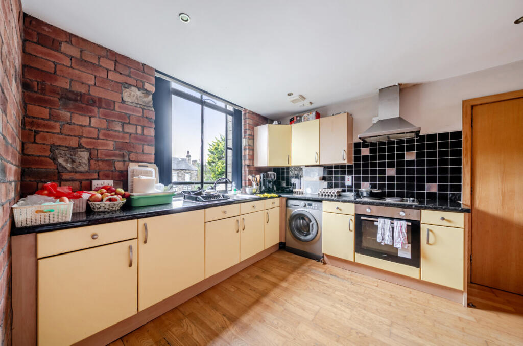 Apartment in Kirklees, Hill Top Estate, Healey - View 4