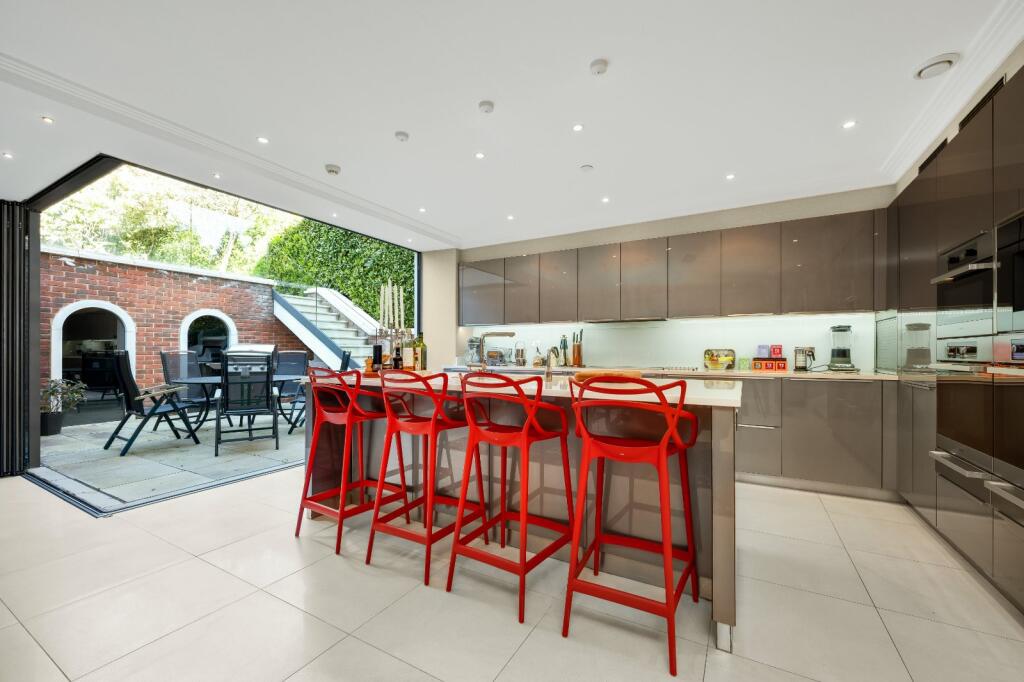 House in Kingston upon Thames - More