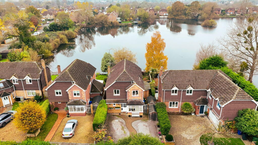 White Rock, Maidenhead River Area, SL6 8UD photo 2