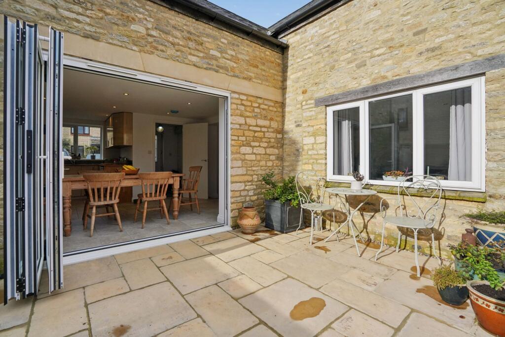 The Old Coachyard, Witney, OX28 photo 4
