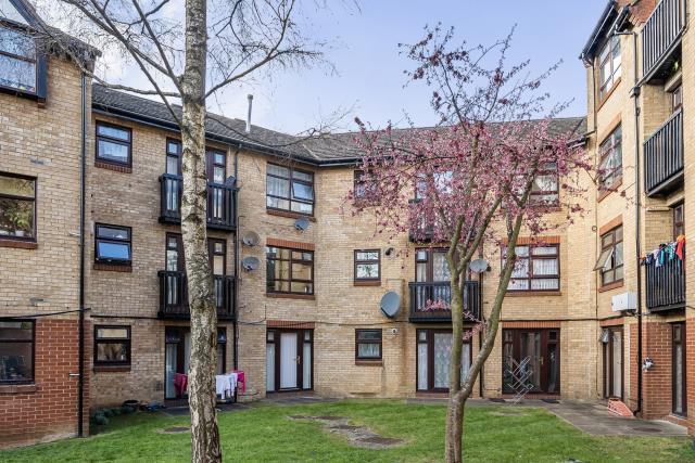 2-bed flat on Duke Street, Banbury, £100,000