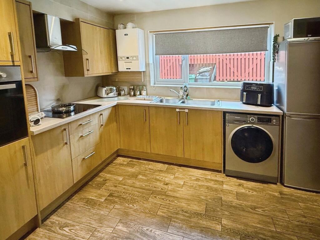 Bradford Road, Batley, West Yorkshire, WF17 photo 3