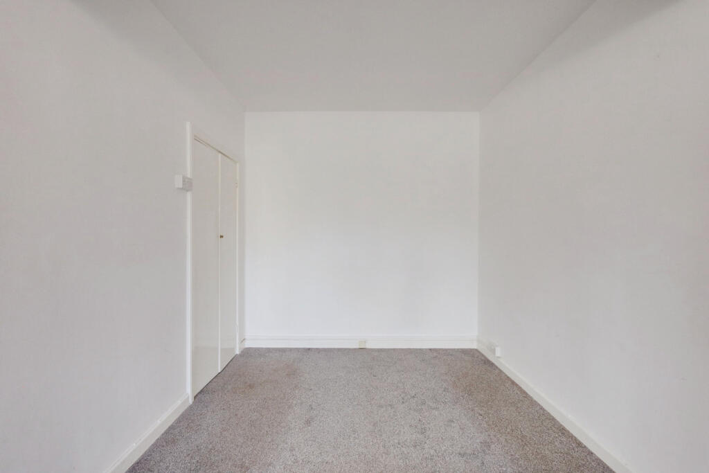 Apartment in Southend-on-Sea - View 5