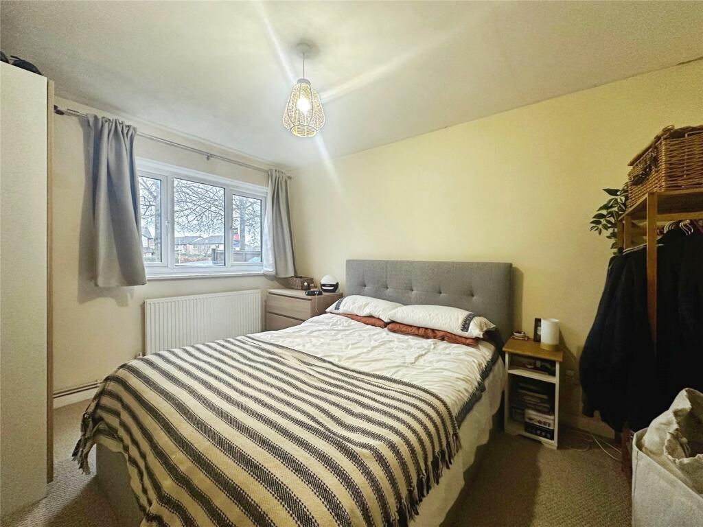 Shackleton Way, Woodley, Reading photo 4