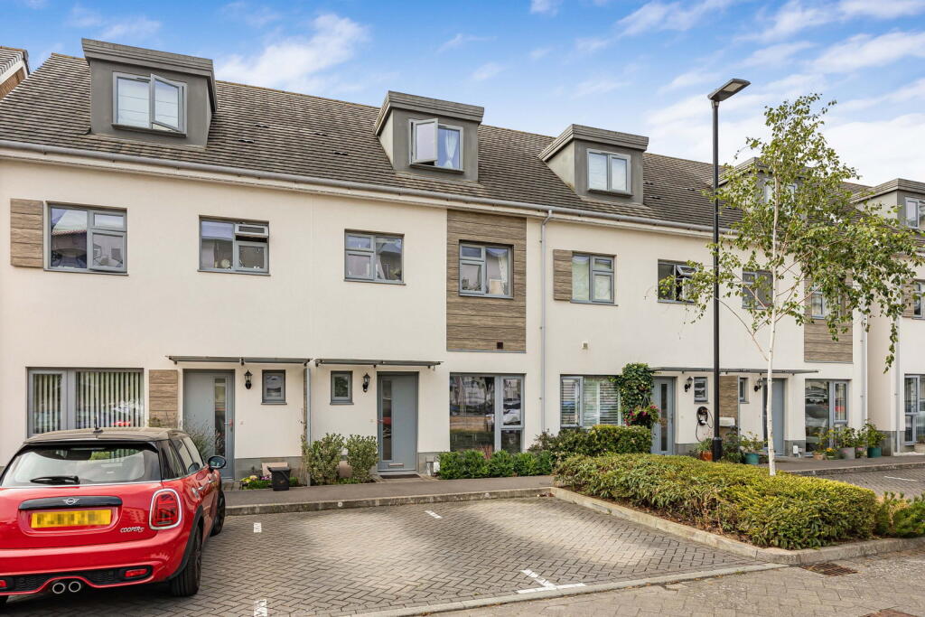 Main image of property: Auriol Way, Maidenhead, SL6 1GF