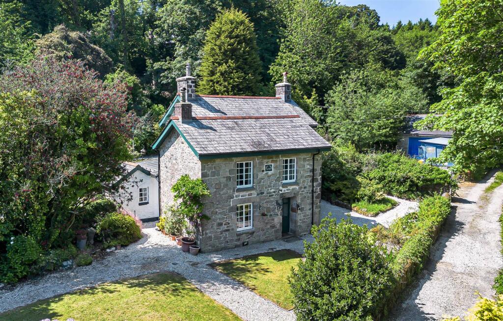 3-bed detached on Carthew, St. Austell, £575,000