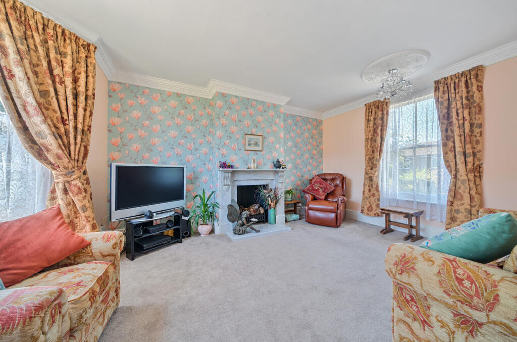 Hare Street, Harlow, Essex, CM19 photo 2