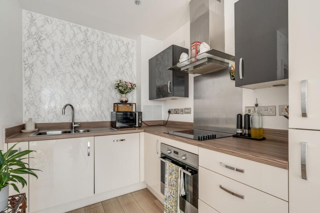 Apartment in Sutton - View 5