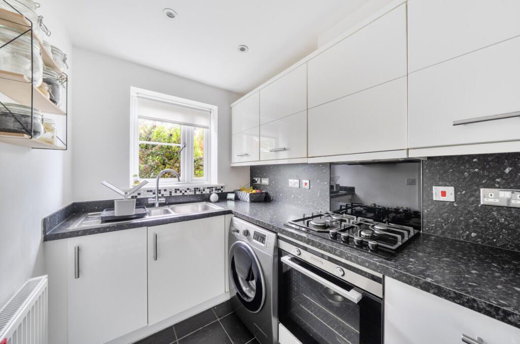 House in Luton - View 5
