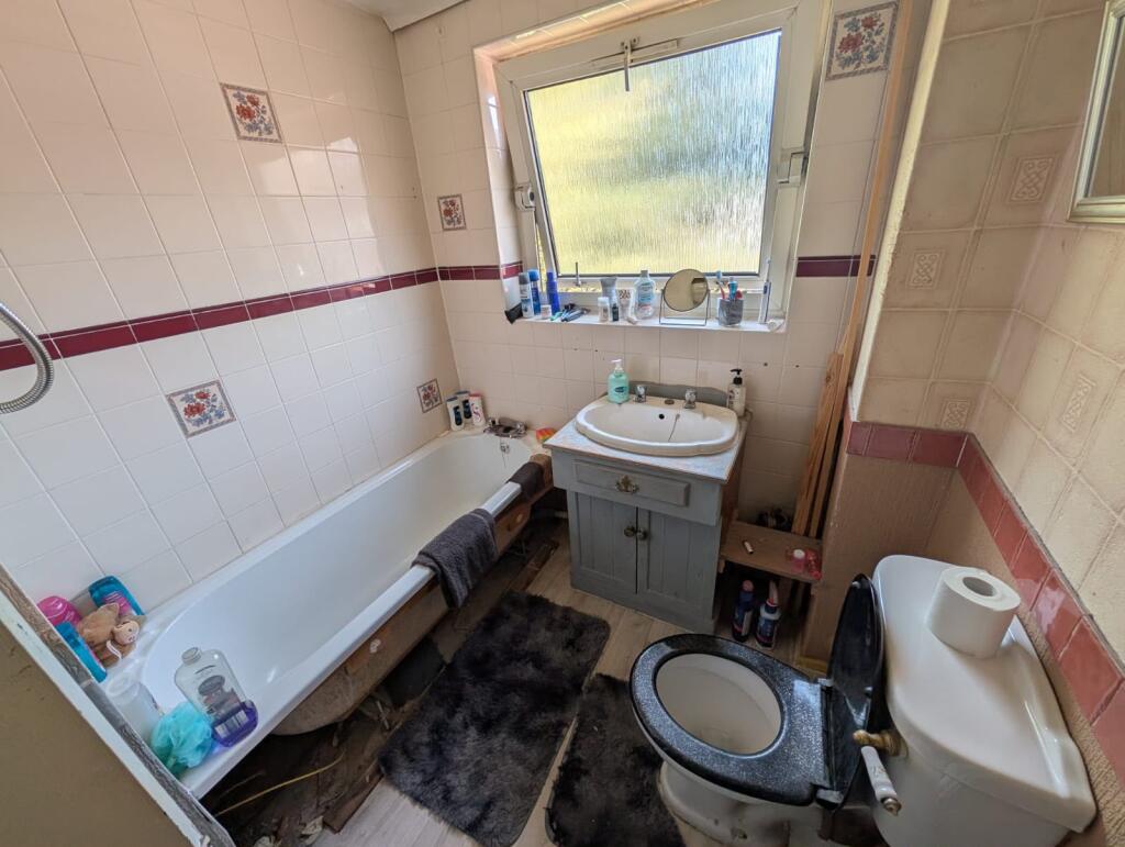 Apartment in Oldham, Oldham Edge, Coldhurst - More