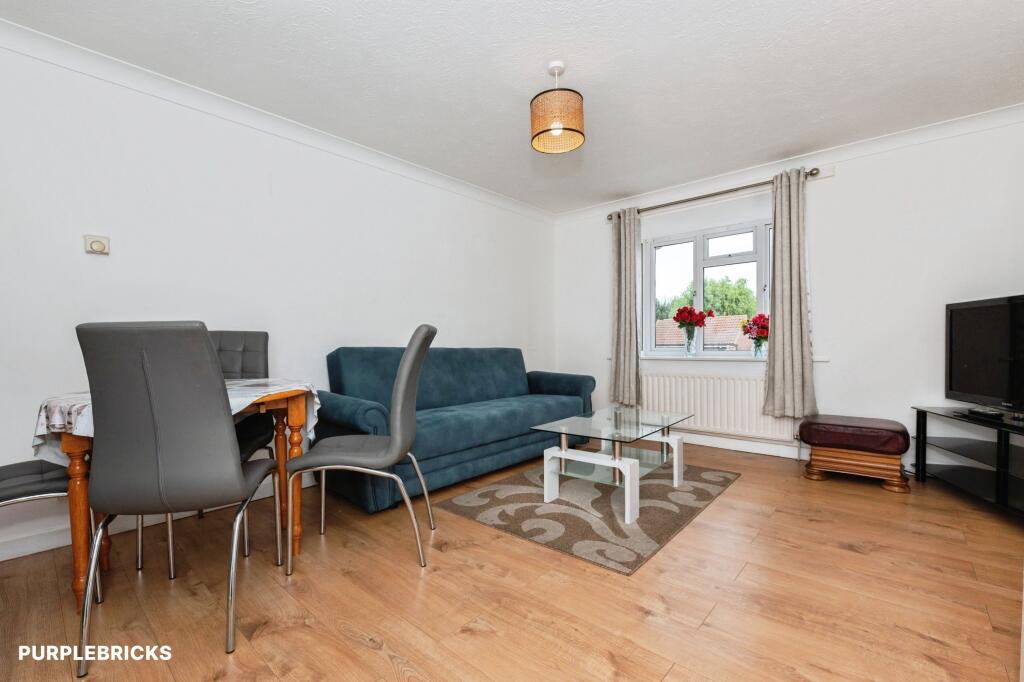 Apartment in Aveley, Essex - View 3