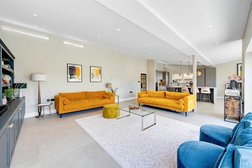 House in Slough, Great Marlow - More